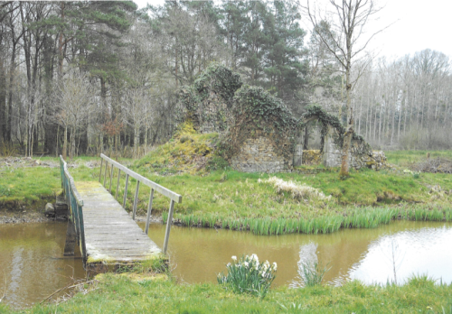 Le pont et le pigeonnier avant rénovation