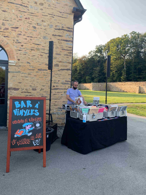 Bar à vinyles pour soirée champêtre au château