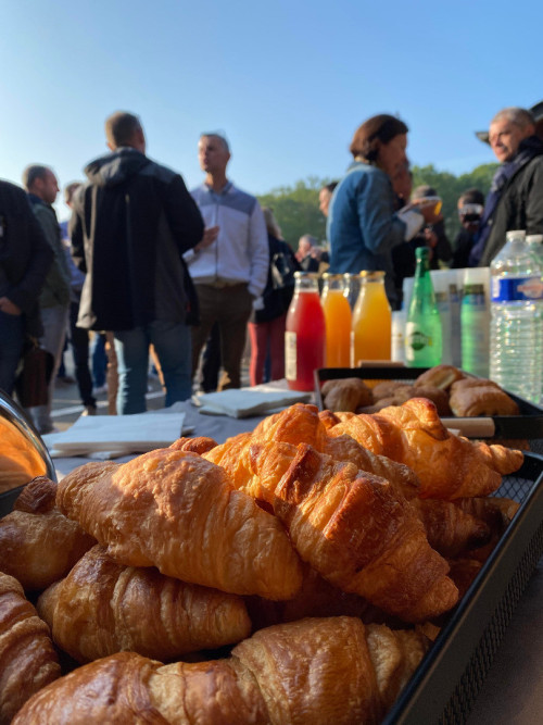 Café d'accueil sur la terrasse de la salle de réunion de Léquinais