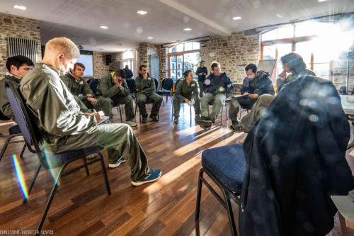 Réunion dans la salle de réception Ecuries