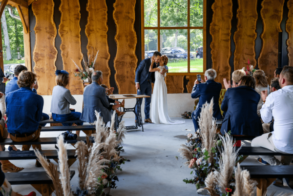 Cérémonie laïque lors d'un mariage chic sous le préau de la salle de réception La Basse Cour